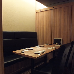 テーブル式の完全個室です。4~20名様まで仕切次第で自由にご用意させて頂きます。お気軽にお申し付け下さい。