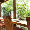 自然に囲まれた特別な時間を楽しめます。一人でもカップルでも、ゆったりとした時間を過ごすことができます。正面に広がる美しいお庭を眺めながら、お食事を楽しむ贅沢なひとときが待っています。大きな窓から差し込む光が、心地よい空間を演出し、リラックスした食事が可能です。