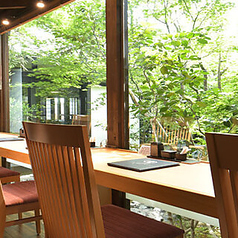 自然に囲まれた特別な時間を楽しめます。一人でもカップルでも、ゆったりとした時間を過ごすことができます。正面に広がる美しいお庭を眺めながら、お食事を楽しむ贅沢なひとときが待っています。大きな窓から差し込む光が、心地よい空間を演出し、リラックスした食事が可能です。