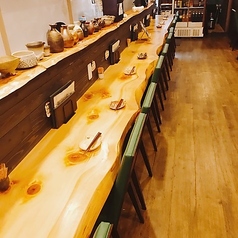 職人の技を目の前で楽しめるカウンター席は12席ご用意！お一人様での晩酌や、デートでの会話を楽しむのに最適な空間です。