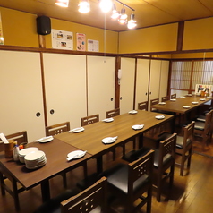 10名様から最大16名様まで、2階フロアの貸切利用が可能です。16名様以上でも対応可能な場合がございますので、お問い合わせください◎