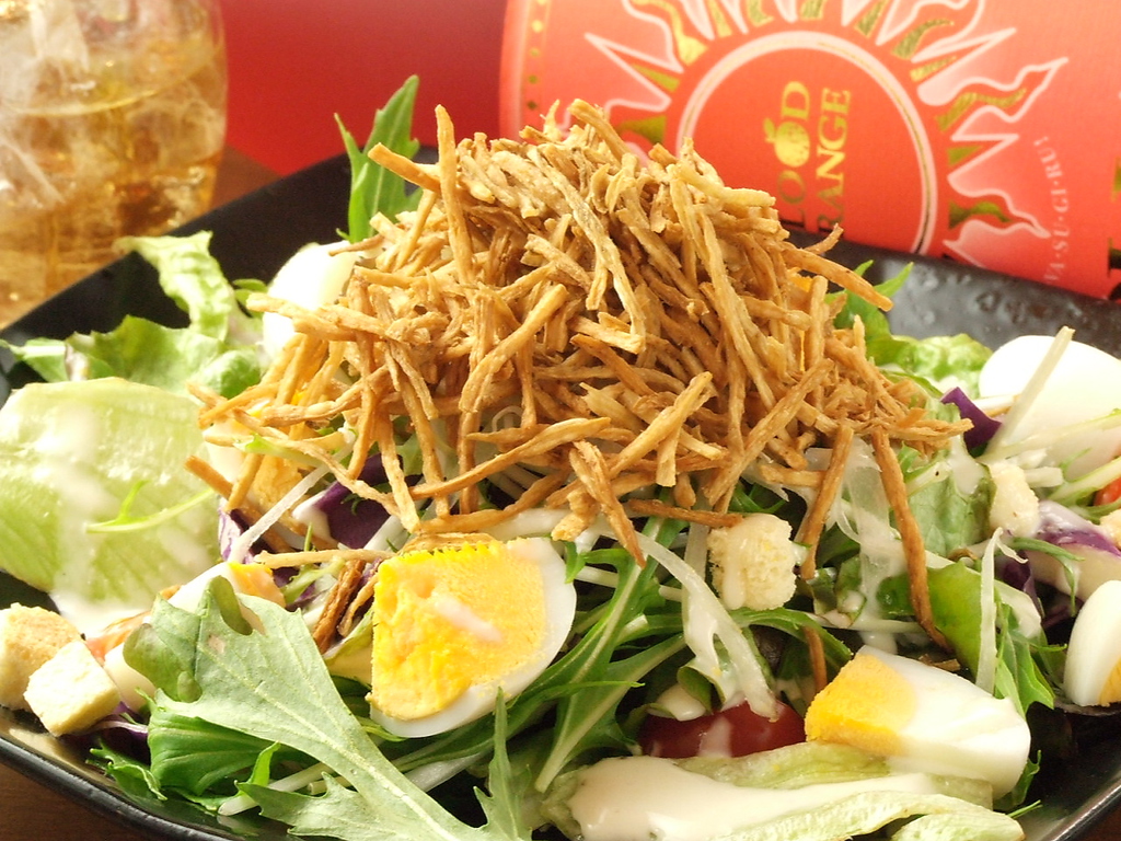 カリカリのゴボウがアクセントのカリカリゴボウとベーコンのシーザーサラダ380円