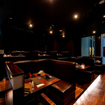 【1席は広々ゆったり】全席から夜景が見えるように、開放的で非日常感を演出しています。