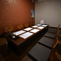 壁と扉で仕切られた個室は、隠れ家的な雰囲気を感じさせる静かな空間。料理や飲み物の提供もタイミングを見て行われるため、ゆっくり会話を楽しみたい方におすすめです。