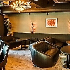 天井はシャンデリアで彩られ贅沢な雰囲気の中にあるソファ席はゆったり落ち着けるくつろぎ空間です☆