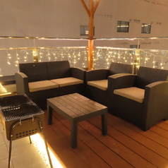 【テラス席/2名様×2】開放感を感じるテラスで至福のくつろぎ！都会の喧騒を忘れ、穏やかな気持ちになれるテラス席。夜風にあたりながら自慢の料理とお酒をお楽しみいただけます！心地よい風を感じながら過ごす贅沢なひとときをお過ごしください。