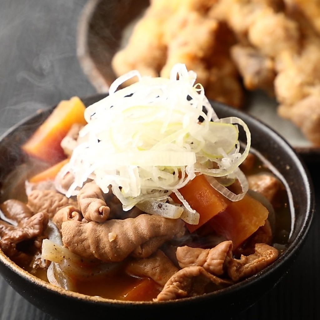 柔らかいもつとたっぷりの具材をじっくりと煮込んだ自慢の一品♪ もつの旨みがジュワッと広がります