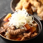 柔らかいもつとたっぷりの具材をじっくりと煮込んだ自慢の一品♪ もつの旨みがジュワッと広がります