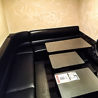 大型のスクリーンを導入しているお部屋もございます♪