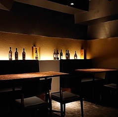 【4名様～10名様用テーブル席】カウンターを見渡せる居心地の良いテーブル席。落ち着いた印象で世代やシーンを選びません。