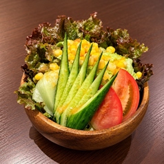 無農薬野菜と新鮮ホルモンを使った手作り料理の写真