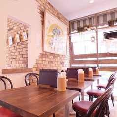 リラックス席 。 窓際角の、広めで落ち着く4名席