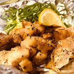 当店おすすめのジューシーな鉄板鶏ももの旨味が存分に味わえます。お酒とのお供にぜひ堪能して下さい