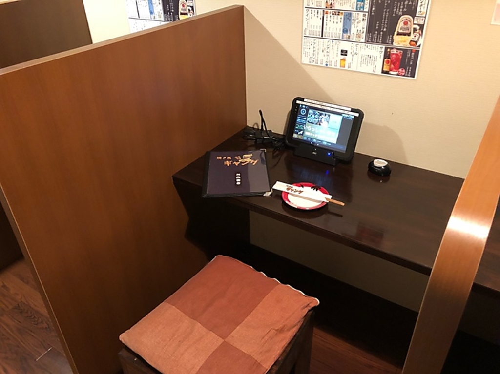 お一人様でも、お食事やお飲み物を楽しんでいただける空間です。静かなひとときをお過ごしください。