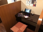 お一人様でも、お食事やお飲み物を楽しんでいただける空間です。静かなひとときをお過ごしください。