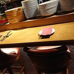 お二人の距離がぐっと近づく、カップルにおすすめのカウンター席です。