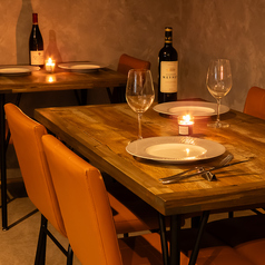 8人掛けテーブル席は、大人数の集まりに理想的です◎お誕生日のお祝いから歓送迎会まで、大切な瞬間を祝うために最適なスペースが広がっています。旬の食材を活かした本格フレンチと豊富なドリンクを楽しみながら、会話が弾むこと間違いありません。木のぬくもりを感じられるお席で、素敵な時間をお過ごしください♪