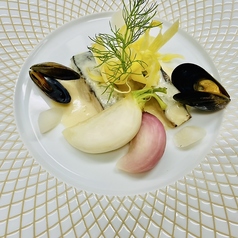 [魚料理]　さわらのグリエ、酒粕のソース黄人参と冬の京野菜添え