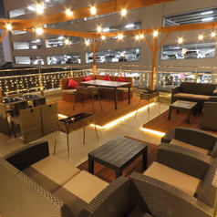 【テラス貸切/16名様】涼しい風に包まれ開放感あるテラスを貸切！まるで都会のリゾート施設！開放感のあるテラス席を貸切ってご宴会はいかがでしょうか？女子会や各種ご宴会、お祝いなど、心地よい風を感じながら過ごす贅沢なひとときをお過ごしください♪