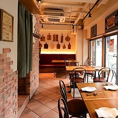 女子会や気の置けないご友人との集まりにぴったりのテーブル席です。美味しい料理とワインを囲んで、楽しいひとときをお過ごしいただけます。