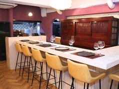 アンティークの箪笥を前に座るカウンター