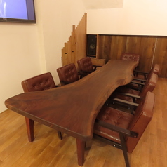 広々としたテーブルで、宴会終わりの会話にも花が咲くテーブル席