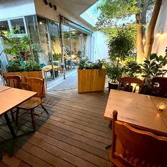 テラス席にはプライベート感を重視した屋根付きの特別席をご用意しております。四季折々の風景を眺めながらリラックスしたひとときをお過ごしいただけます。周囲を気にせず、ゆっくりと語り合いながら素敵な思い出を作りませんか♪