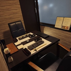 半個室2名様席少し小さめのお席になりますが、個室感あり。