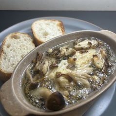 北海道産カマンベールとキノコのアヒージョ 