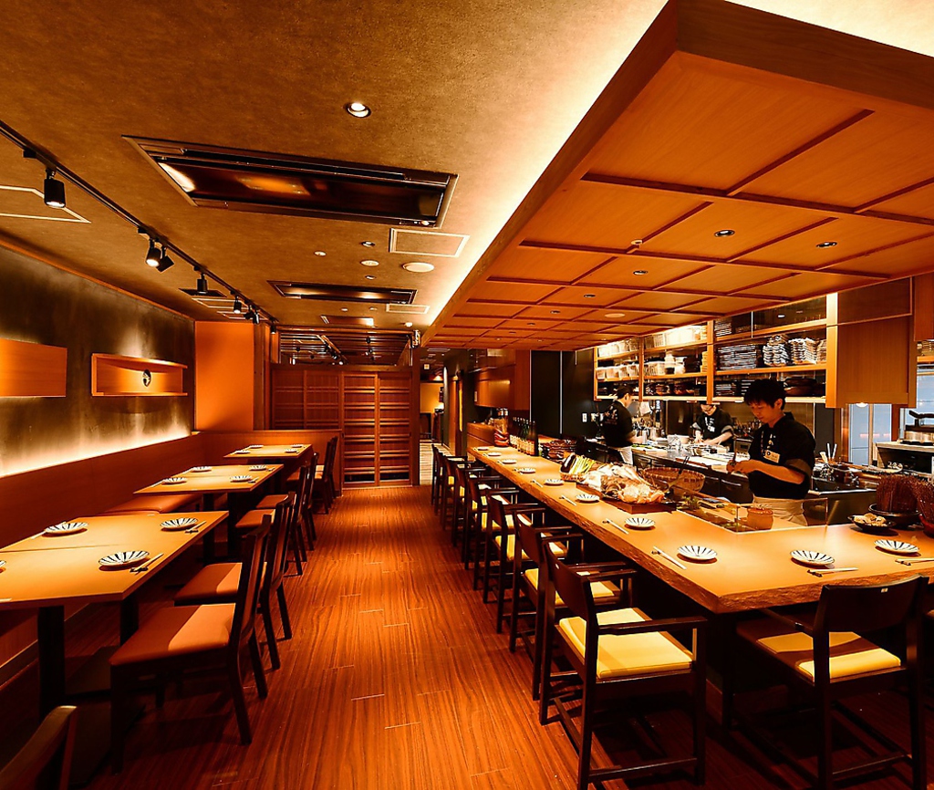 ライブ感あふれるカウンター席は８席。板前の手さばきを見ながら新潟地酒を