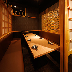 人数に応じた宴会個室をご用意させていただきます！広々宴会個室は窮屈感の無い造りとなっておりますので足を伸ばしてご寛ぎいただけます！周りを気にせずまったりとお過ごしくださいませ♪（新宿 和食 個室 居酒屋 せいろ蒸し 焼鳥 飲み放題 宴会 飲み会 女子会 誕生日 記念日）