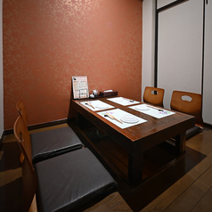 掘りごたつ席は会話のしやすさと居心地の良さを両立。足を伸ばしてリラックスでき、食事中も姿勢が安定するため、ゆったりと楽しめます。