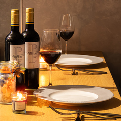 カウンター席は、デートやお一人様に最適な居心地の良さが魅力です◎こだわり抜いた創作フレンチ料理と、選りすぐりのワインを楽しみながら、落ち着いた照明が照らす雰囲気の中でリラックスした時間を過ごせます。目にも美しい料理が作られる様子を見ることができ、特別なひとときをお楽しみいただける特等席です♪