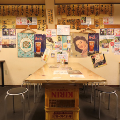 【テーブル 4名席×6】昭和レトロなポスターや手書き短冊に囲まれた、活気あふれるテーブル席です◎4名様でゆったり座れるお席を計6卓ご用意しております♪仕事帰りの一杯や、ご友人同士のカジュアルな飲み会にぴったり！どこか懐かしい雰囲気の中で、自慢のもつ煮やキンミヤ焼酎を存分にお楽しみください◎
