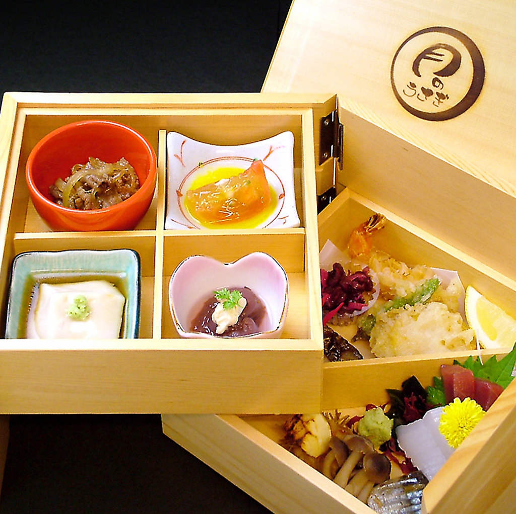 【懐石玉手箱　5000円～】　本格懐石料理を小鉢に詰めた豪華な玉手箱！慶事/法事/仕出し等も承ります