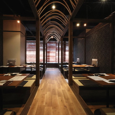 【テーブル完全個室】18名様~28名様まで掘りごたつ個室の、全ての仕切りを取り払えば、広々とした宴会空間を作ることができます。必要最低限の柱以外は、視界を遮るものがほとんどない、フラットな空間を作ることができるので、乾杯の音頭や締めの挨拶、そして幹事様の動きも、スムーズに行うことができます