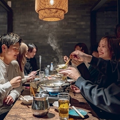 78名様まで貸切OK！仲間内のパーティーや打ち上げ、誕生日会にもぴったり。プライベートな空間で、気兼ねなく盛り上がれます。