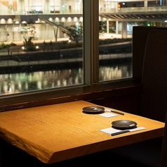 芋蔵の自慢。綺麗なみなとみらいの夜景が見える特別なお席もご用意しております。宴会や二次会、パーティー等にもオススメです。駅チカなので終電の心配なし。落ち着いた空間に綺麗な夜景、デートや記念日にもご利用いただけます。