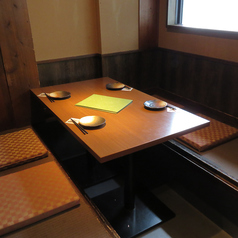 足を伸ばしてゆったりとおくつろぎいただける掘りごたつ席も完備しております◎長時間の宴会や飲み会でも疲れにくく、当店の「2.5時間ゆったりコース」をご堪能いただくのに最適なお席です!美味しいお酒とお料理を心ゆくまで味わいながら、リラックスした状態で至福のひとときをお過ごしください♪