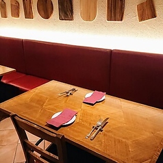 ゆったりと座れるソファー席で、くつろぎながらお食事をお楽しみいただけます。時間を気にせず、リラックスしたい方におすすめです。