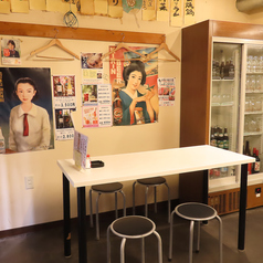 【テーブル 4名席×6】どこかホッとする、昔ながらの居酒屋の雰囲気が自慢です♪4名様用のテーブル席は、グループでのご利用に最適◎壁一面に貼られた豊富なメニューを眺めながら、次は何を頼もうか選ぶ時間も楽しみのひとつです。親しい仲間とテーブルを囲めば、お酒も会話もいっそう弾むこと間違いなしですよ♪