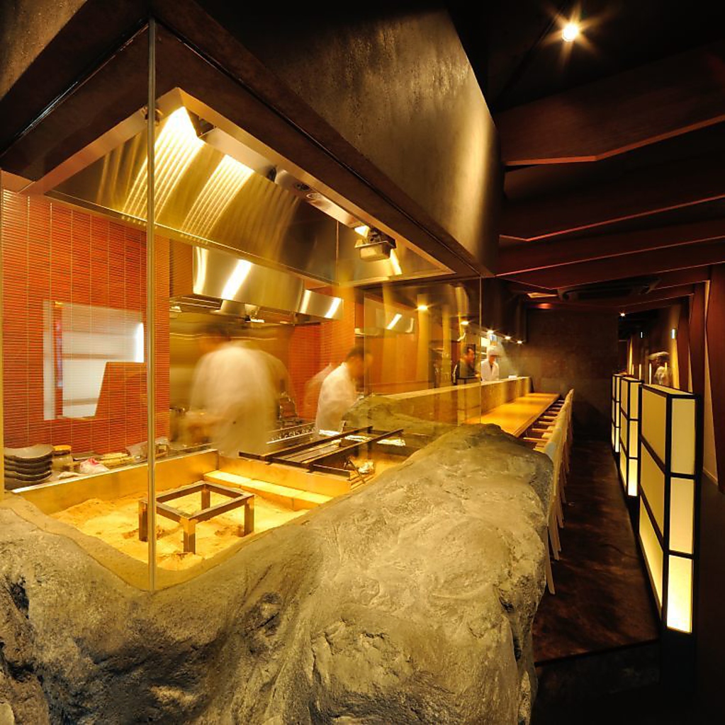 焼物が目の前で愉しめる臨場感溢れる店内。