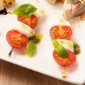 料理メニュー写真 トマトとモッツァレラのカプレーゼ ピンチョス（2個）