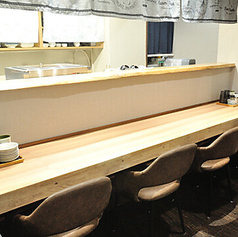 白木造りのカウンター席です。