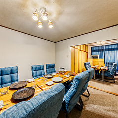 2つの個室を繋げることで、最大14名様までご利用可能な空間に。各種宴会や女子会、ママともとのお食事会など、人数が多い集まりに最適です◎貸切こともできるので、お気軽にご相談ください。