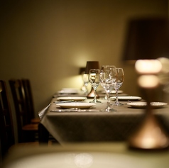 ゆったりとお寛ぎください。片側ソファー席もございます。久しぶりのお友達との会話も弾みます。