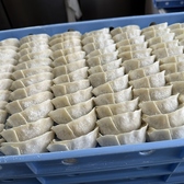 生餃子は常に新鮮！安心してお持ち帰りいただけるよう、温度管理を徹底しています。
