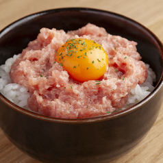 【ボリューム満点の〆】中央に輝く黄身を崩して豪快に混ぜて食べるのがおすすめのスタイル！「ネギトロ丼」の写真