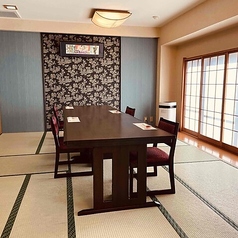 和室に2～4名様がお座りいただけるテーブル席をご用意しております。