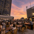 新宿の夜景を二人占めできる人気のカップルシート。心地よい夜風を感じながら、BBQやシュラスコ、豊富なドリンクをゆったりとお楽しみいただけます。デートや記念日、誕生日など大切な日のご利用にもおすすめです。